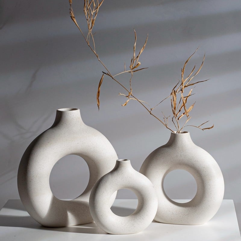 Vase blanc stylé circulaire creux en céramique_1