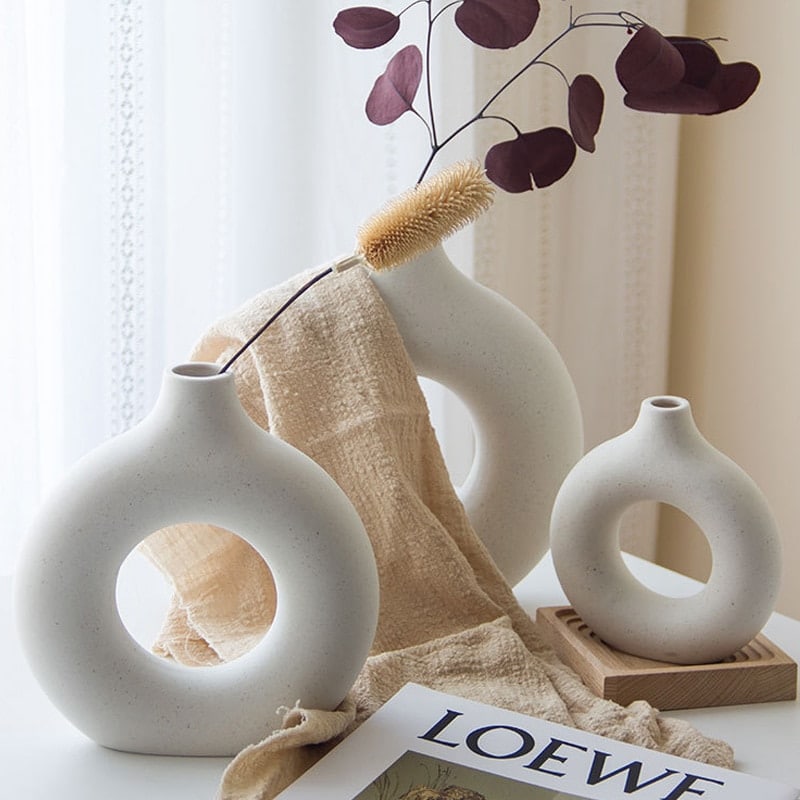 Vase blanc stylé circulaire creux en céramique_4