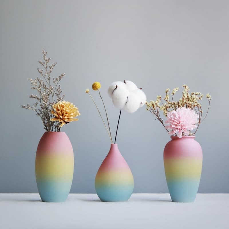 Vase design en céramique coloré à motif arc en ciel_1