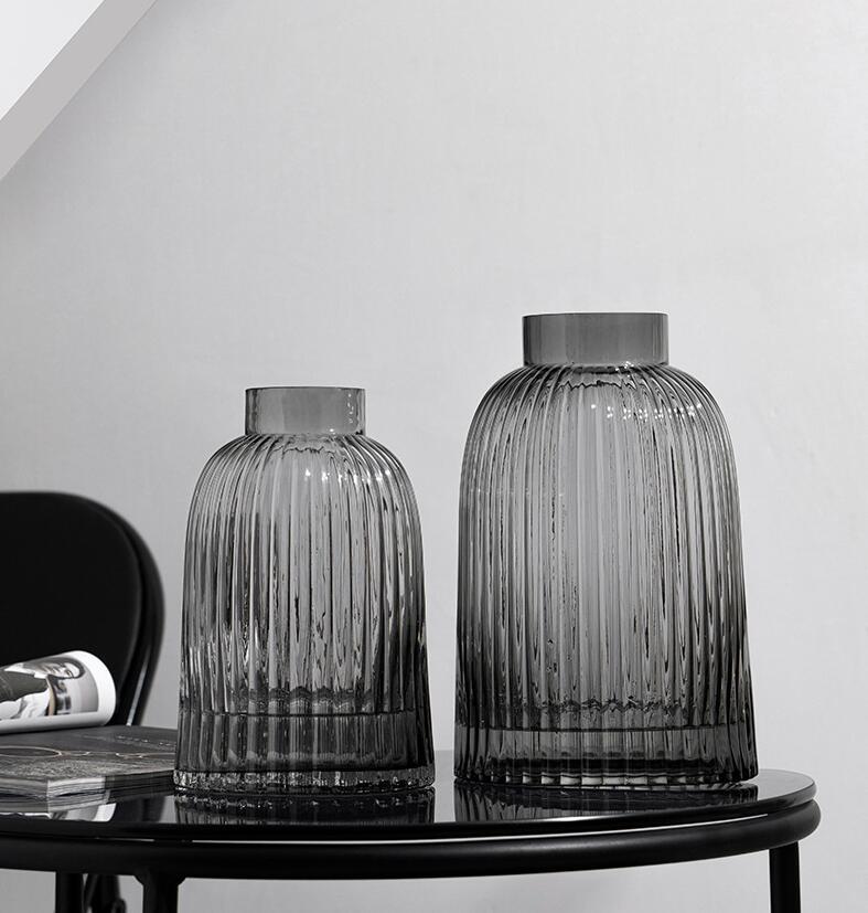 Vase design vintage nordique en verre épais géométrique noir_4