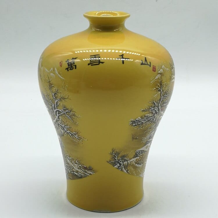 Vase japonais de montagnes de neige antique émaillé jaune_3